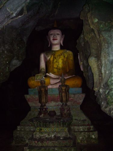 Buddhastatue am Eingang zur Hoehle.