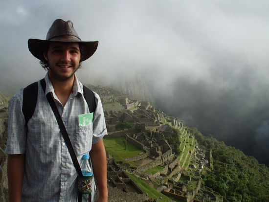 Dominik vor Machu Picchu kurz nach Sonnenaufgang