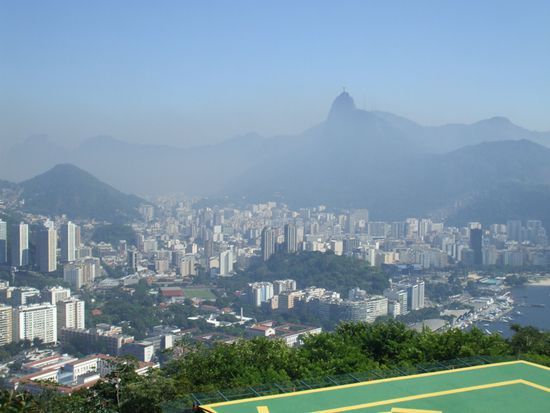 Im Hintergrund ist die Christus-Statue ganz klein zu sehen