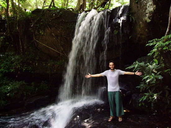 Bei einem abgelegenen Wasserfall