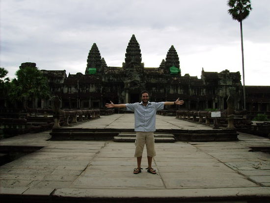 Dominik gaaaaaanz allein vor Angkor Wat.
Ca. 1 Stunde nach Sonnenaufgang