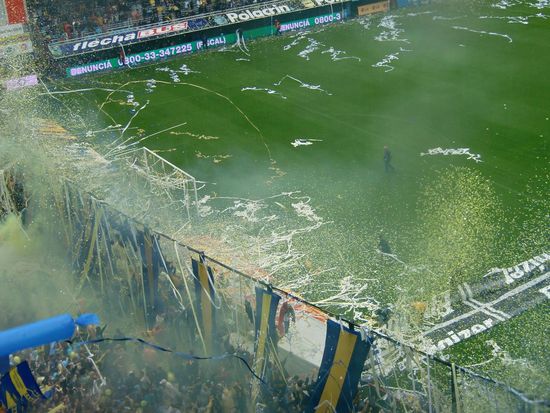 Rauchbomben, Bengalos und Kassarollen - egal, Hauptsache es fliegt