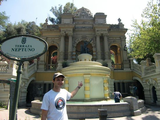 beim Erklären der Bedeutung von Cerro Santa Lucia