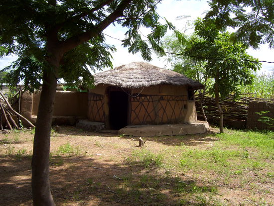 Eine Lehmhuette im Norden Ghanas nahe Paga