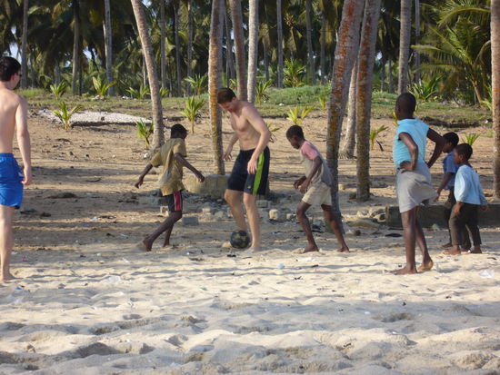 Fussballspiel gegen die örtliche Jugend... leider eine bittere Niederlage...