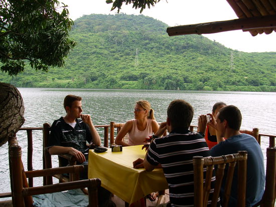 Mittagessen an einem Auslaeufer des Volta lakes...