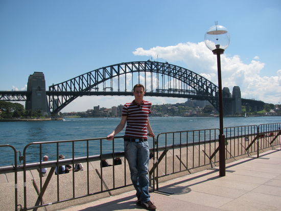 Ich totmüde vor der Harbour Bridge in Sydney