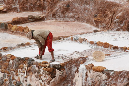 Arbeiter auf den Salinas (Salzterassen) bei Urubamba