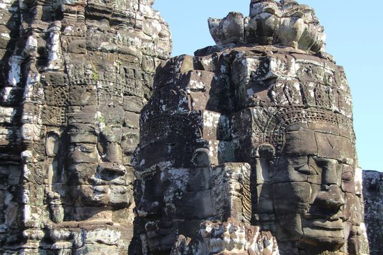 zwei der unzähligen Königsgesichter im Bayon Tempel