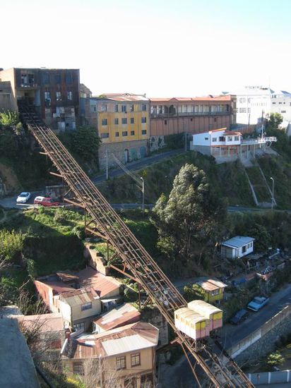 Die legendären Aufzüge, die die Bewohner seit Jahrzehnten die etlichen steilen Hügel hinaufbringen