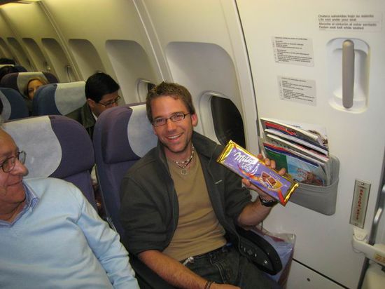 In der Luft, irgendwo in der Nähe der Datumsgrenze... hier habe ich einen Tag verloren... Aber dafür die letzten chilenischen Peso in gute deutsche Schokolade investiert.