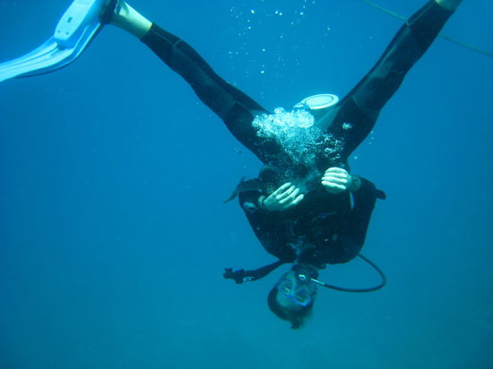 Und Unterwasser kann ich mich auch wieder auf den Kopf stellen.