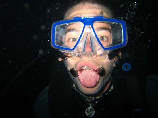 Spaß beim Nachttauchgang.
