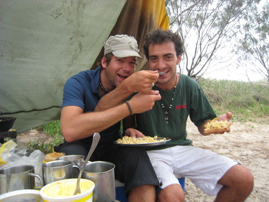 Da das Essen knapp bemessen war, haben Shlomi und ich brüderlich geteilt