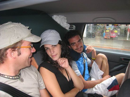 1 Auto, 5 Backpacker, Zelt, Campingausrüstung, Schlafsäcke, Wassertank, 5 Rucksäcke mit den Sachen für ein Jahr Reisen, 1 Gitarre, 1 Schaumstoffmatratze, 1 Plüschtier, 1 Minikühlschrank... Logistik ist das halbe Leben