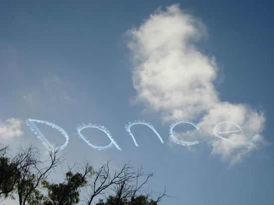 Stündlich haben Flugzeuge den Countdown und andere Begriffe an den Himmel geschrieben