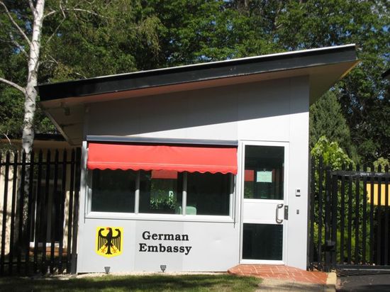 Die Deutsche Botschaft... gleicht eher einer deutschen Grundschule aus den 80ern