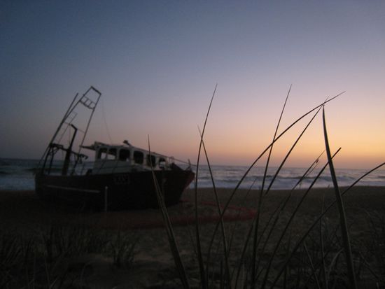 Am Strand liegt noch ein angespültes Fischerboot von dem Sturm letzte Woche, von dem wir zum Glück verschont geblieben sind