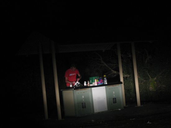 Da wir etwas spät begonnen haben zu kochen, wurde uns dann plötzlich einfach das Licht ausgeschaltet... zum Glück lief der BBQ weiter... Das Auto war dann eben die Taschenlampe