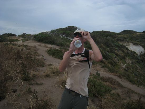 Volker im Sturm. Man beachte das Wasser aus der Flasche, welches nach links geweht wird. Es war fast nicht möglich, an den Klippen zu stehen.
