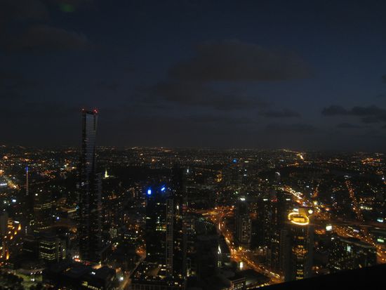 Melbourne von oben und by night. Sicht vom Rialto Tower 253m hoch