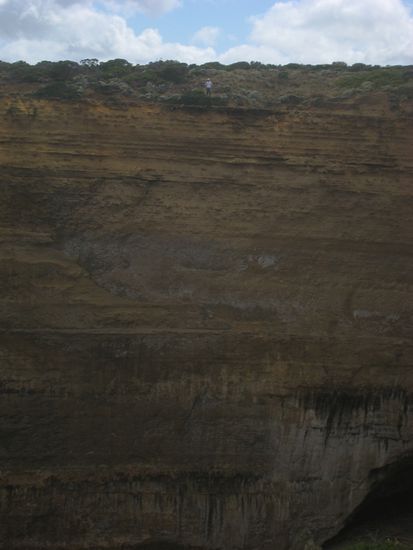 Jo, da geht es verdammt weit runter!
Zur Referenz der kleine weiße Punkt am oberen Rand der Klippe, das ist Volker