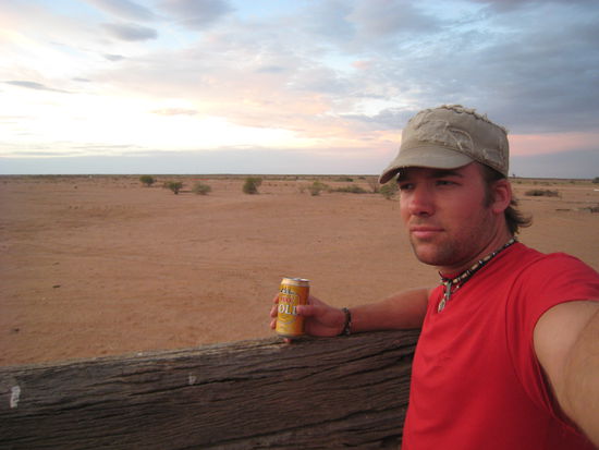 Eins der letzten Biere im jungen Alter mit 27 Jahren... Reinfeiern am Lagerfeuer mitten in der Wüste.
