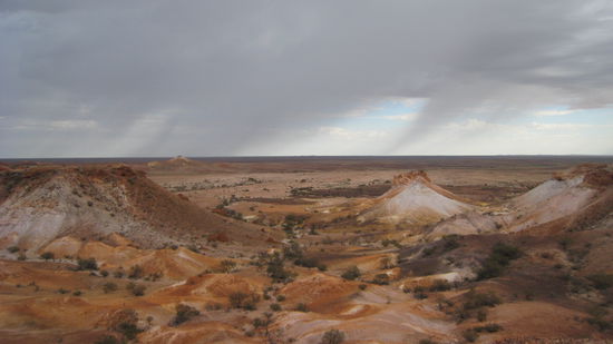 Regen im Outback, eine absolute Seltenheit. Auf dem Weg von der Opalstadt Cooper Pady zum Red Center Ayers Rock auch Uluru genannt.