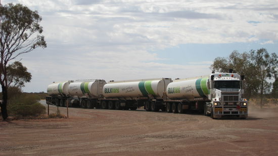 Ein fetter Roadtrain, von dem unsere ALICIA auch einige Male überholt worden ist. (54m; 140t; 600PS)