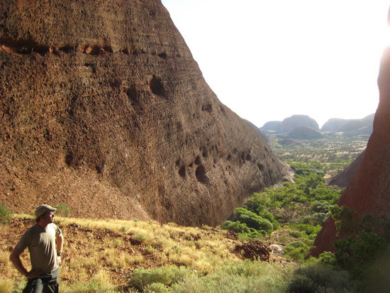 Red Center: Morgens in aller Frühe, 5:30h, bevor die Sonne einen brät auf zur Wanderung um die Olgas. Atemberaubend.