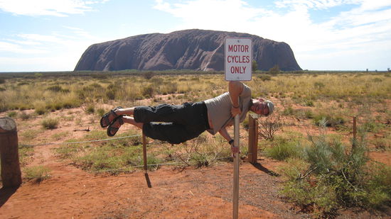 Da ist er endlich: Uluru - Ayers Rock! Bei dem Anblick kann man sich nur verbiegen.
Dieser riesige Fels mitten in der Wüste ist schon ein wahnsinns Anblick gewesen.