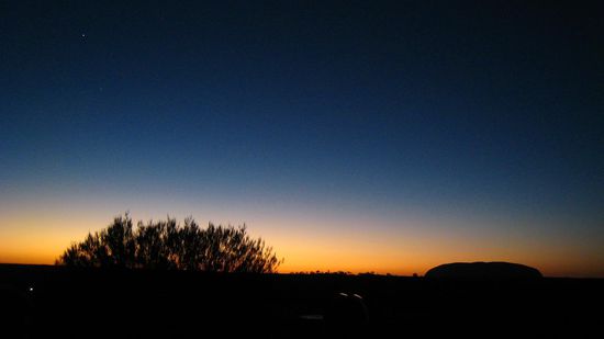 Uluru bei Sonnenaufgang, direkt aus dem Schlafsack.
