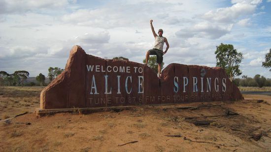 Ziel: Alice Springs.
Nach erfolgreicher, sehr spaßiger Expedition sind wir in Alice Springs, der Stadt mitten im Red Center angekommen.