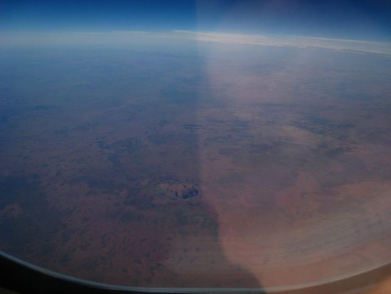 Bye Bye Outback und Uluru.
Aus dem Flugzeug auf dem Weg nach Perth/Westküste konnte ich den Uluru auch nochmal aus der Luft betrachten. 100e km drum herum nur NICHTS!!!