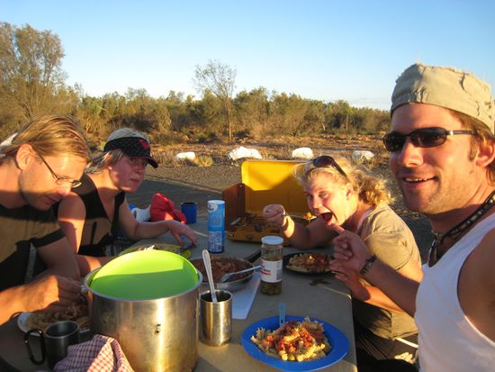 Aber, nach einem erfrischenden Bad im Fluß, kommt dann beim Essen die Energie zurück