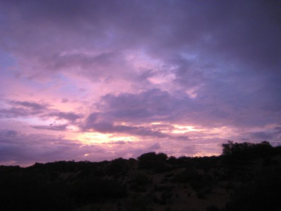 Abgefahrener Himmel, da ziehen sich die Vorboten von Niclas zusammen... während wir am Strand grillen