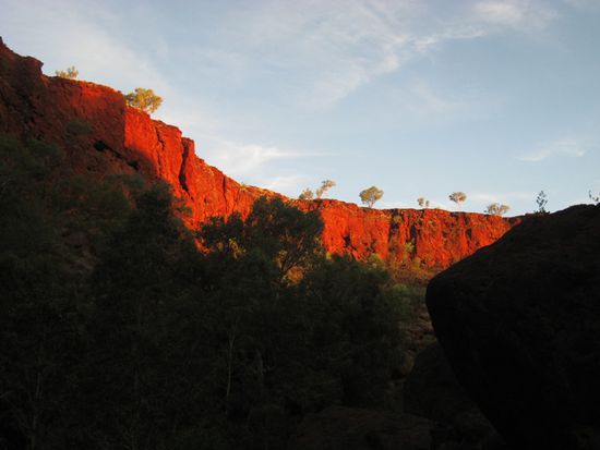 Die Sonne lässt die Felsen glühen