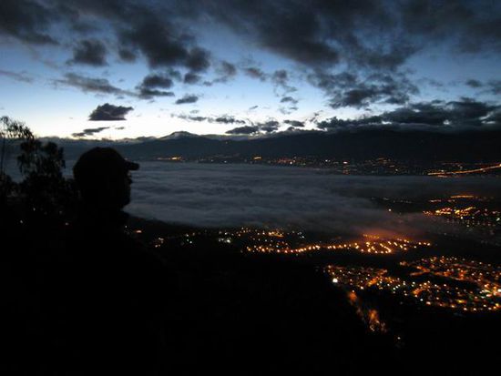 05:41:03 der Himmel wird heller, aber von der Sonne ist noch nix zu sehen, dafür die mystischen Nebelschwaden im Tal