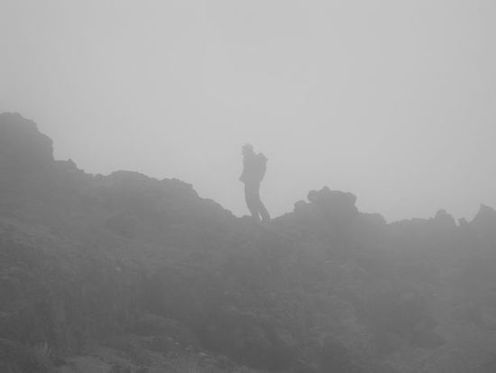 aber etwas höher überrascht uns der Nebel und es wird verdammt kalt.