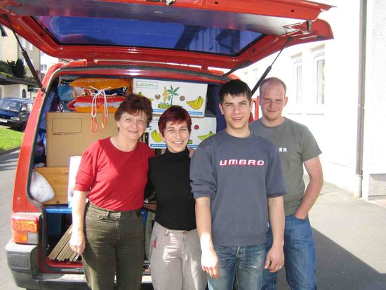 Bis zum Dach vollgeladen. Umzug von Bad Hersfeld zu Oma Hertha in die "storage".
von links nach rechts: Mutti, myself, mein Bruder Andy &amp; Robert