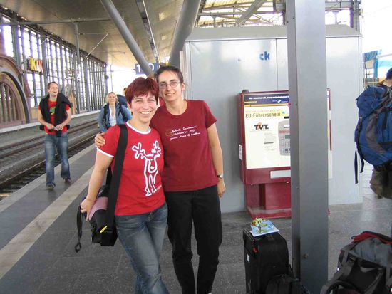 Heike brachte mich zum Zug nach Erfurt. Und wieder heisst es Tschuess sagen 
Liebe Heike, vielen Dank fuer das schoene Abschiedsgeschenk.