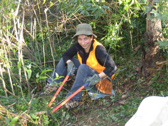 Doreen beim Beseitigen von Rosenbueschen, riesengross und mit vielen Dornen. Die Handschuhe sind gleichzeitig Schutz gegen Spinnen.
