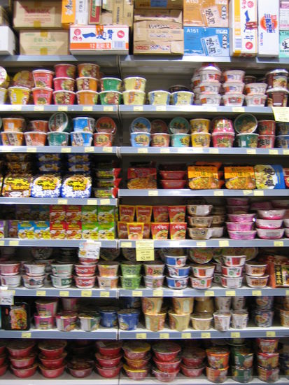 Chinesischer Supermarkt. Auswahl an instant noodles.