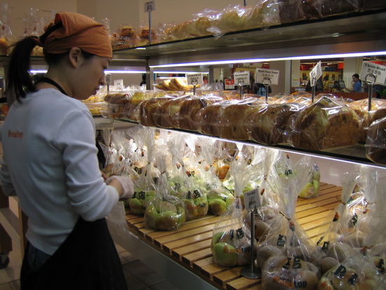 Chinesische Bäckerei, die sind hier total im Kommen. Ist etwas für Experimentierfreudige... Was die so alles verbacken, da bleibt dir glatt der Atem weg.