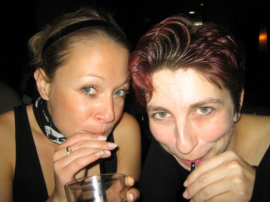 Jana und Doreen am Bondi Beach in einer Bar