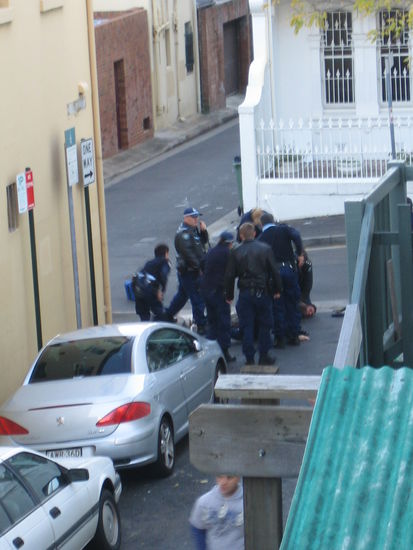 Police in Action. Massig Polizisten, die sich alle auf einen Mann stuerzten, der vorher einen Raubueberfall gemacht hat. In der blauen Tasche dahinten sind 100.000 Austral. Dollar, wie wir spaeter ueber die Medien erfuhren. Auf jeden Fall gings an diesem Morgen recht turbulent zu. Der Blick aus unserem Fenster.