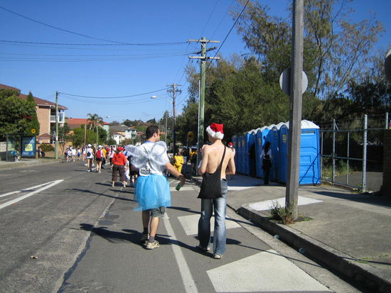 Vorne dran die Hardcore Sportler, hinten dran das Fussvolk, dass den City2Surf eher als spassigen Event ansieht.