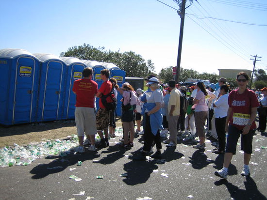 Solange Du nicht verdammt eilig musst, geht das ganze ja. Aber wehe die Blase drueckte etwas mehr ...