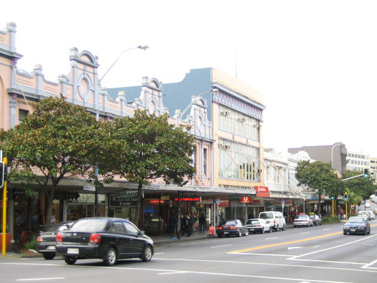 Karangahape Road: ein Multi-Kulti Gemisch mit vielen Restaurants, Take-Away Imbissen, Second-Hand Läden, Musikgeschäften und Clubs.