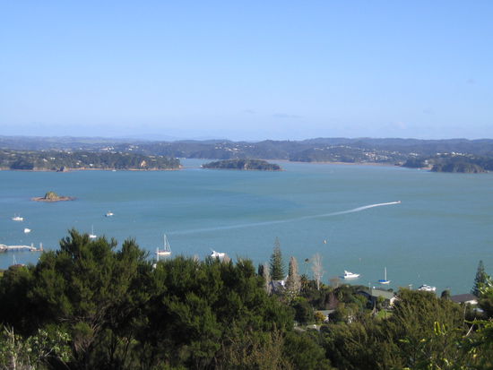 Kleines Dörfchen Russels mit Blick auf die Bay of Islands